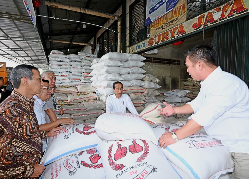 Tinjau Pasar Induk Cipinang, Presiden Jokowi Pastikan Stok Beras Tersedia