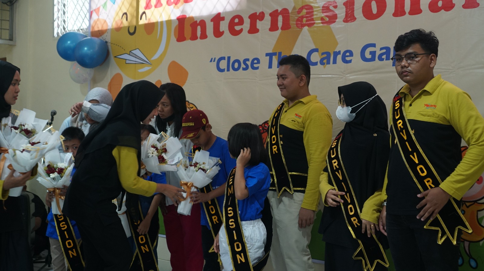 Hari Kanker Anak Sedunia, Nakes RS Adam Malik Bergembira Bersama Pasien Kanker Anak