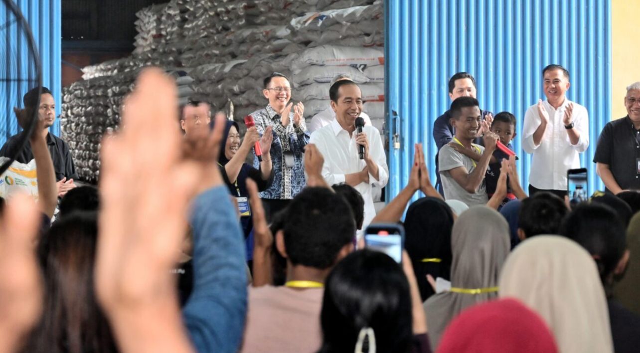 Presiden Jokowi Serahkan Bantuan Pangan kepada Warga Kabupaten Bekasi
