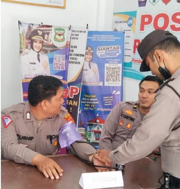 Petugas Pengamanan Rekapitulasi di Tingkat Kecamatan Lakukan Pemeriksaan Kesehatan