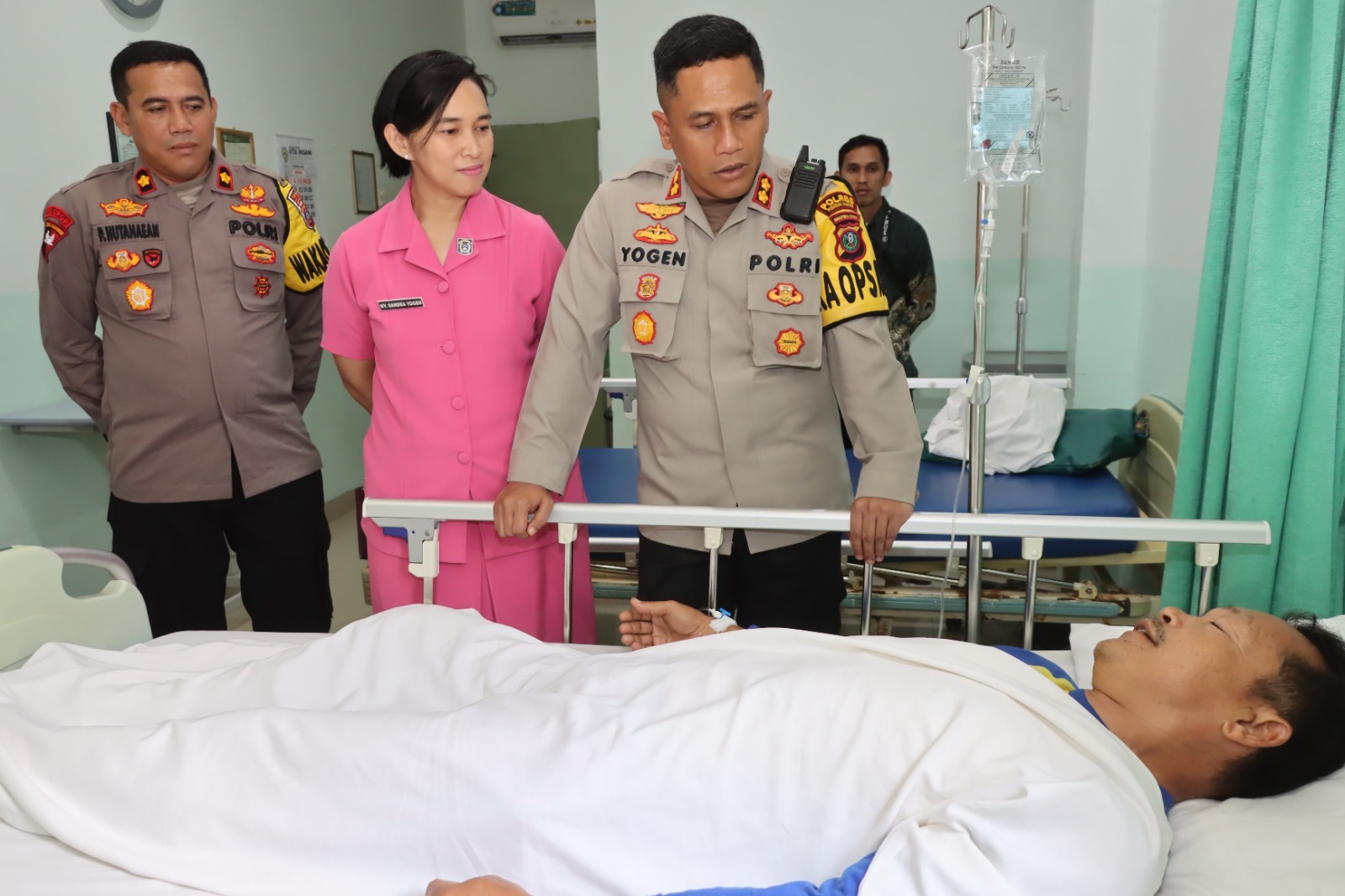 Kapolres Pematangsiantar Jenguk Anggota yang Sakit