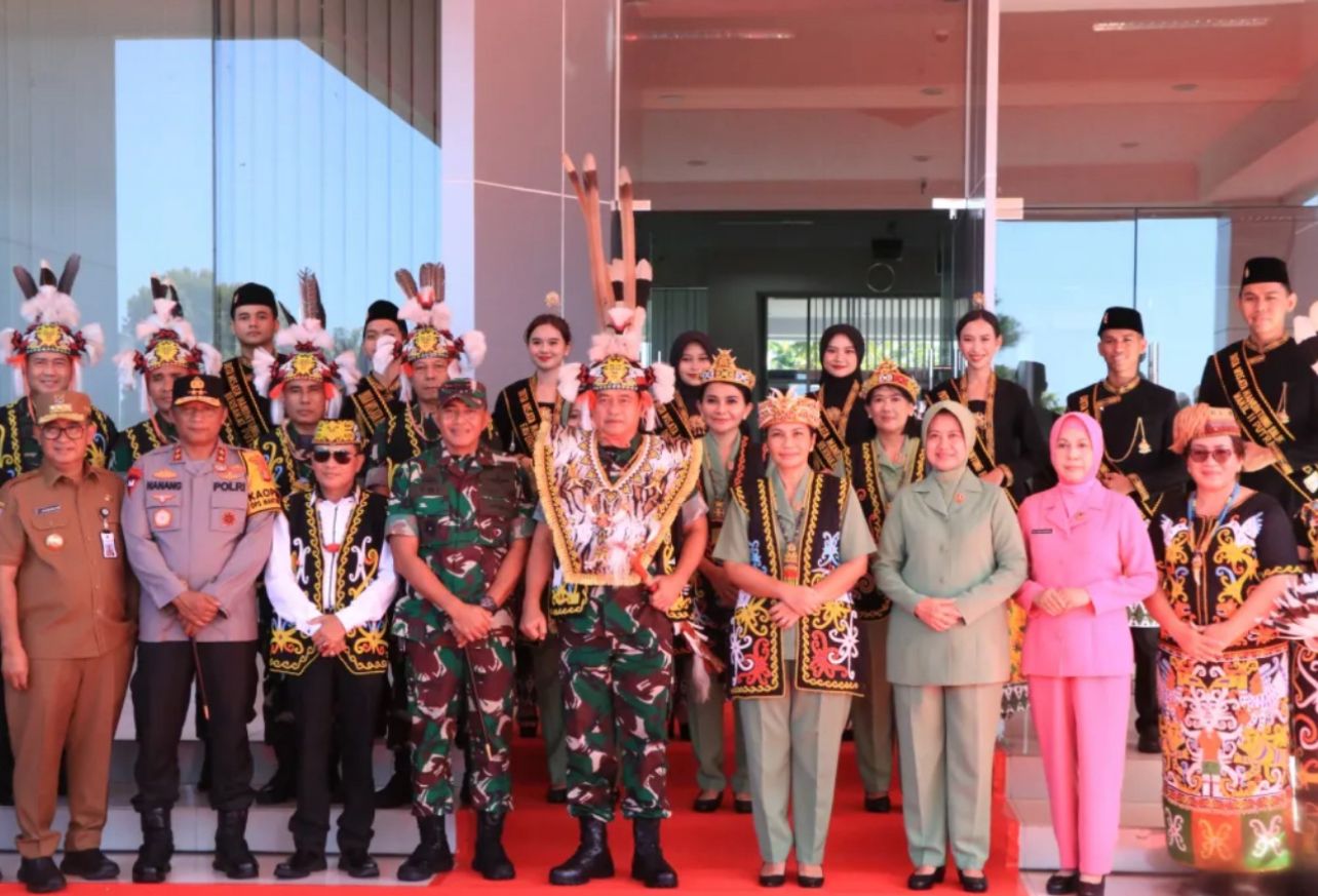 Kapolda Kaltim Sambut Kedatangan KASAD Di Bandara SAMS Balikpapan