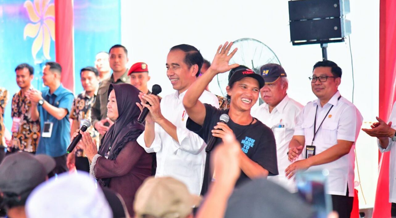 Presiden Jokowi Serahkan Bantuan Pangan di Kabupaten Maros