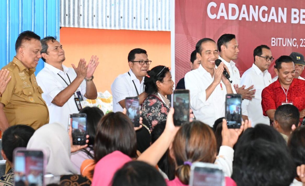 Serahkan Bantuan Pangan Beras di Kota Bitung, Presiden Jokowi Dorong Semangat Warga