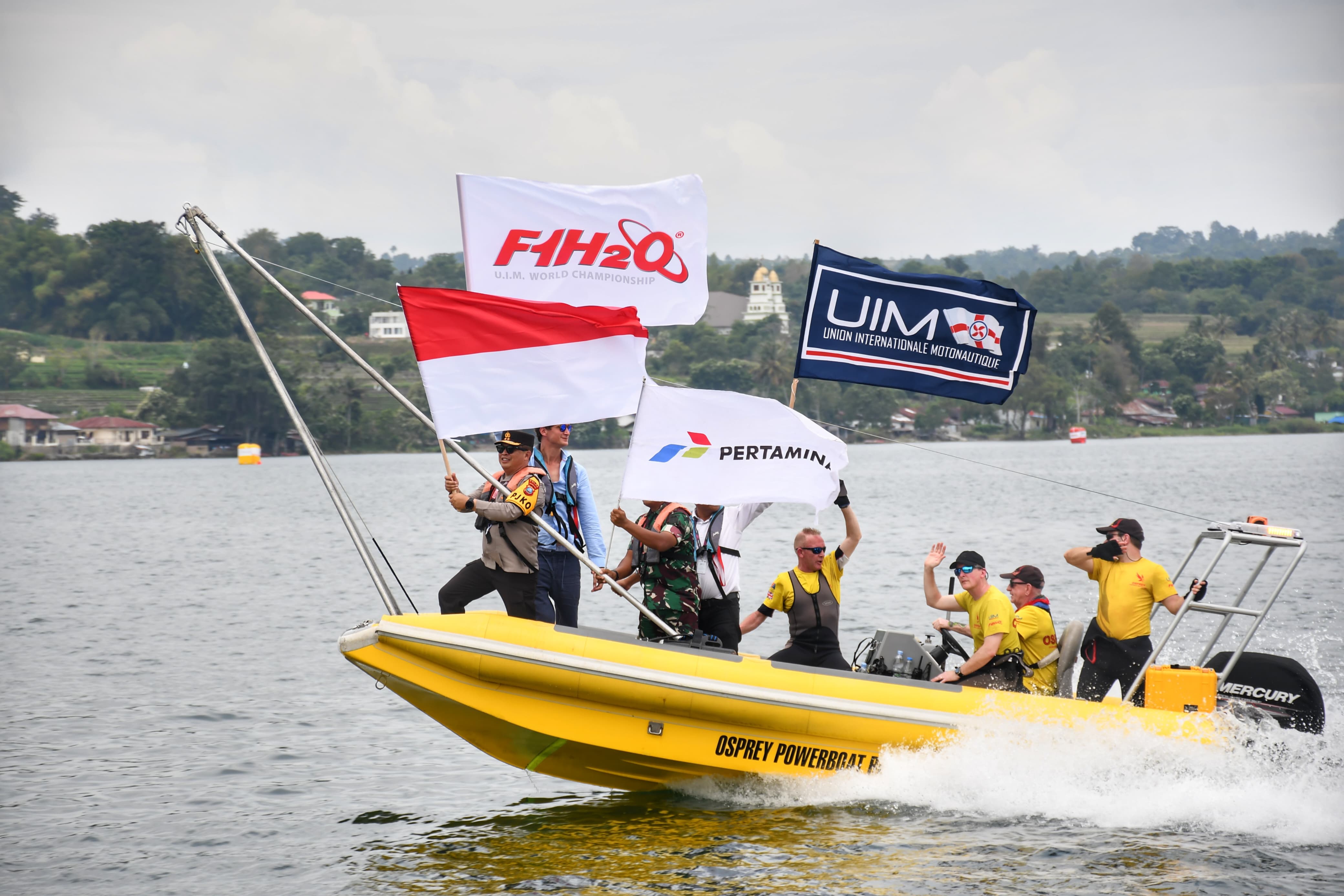 Sesi Flag Parade Bersama Pebalap F1 Powerboat, Kapolda Sumut Kibarkan Bendera Merah Putih