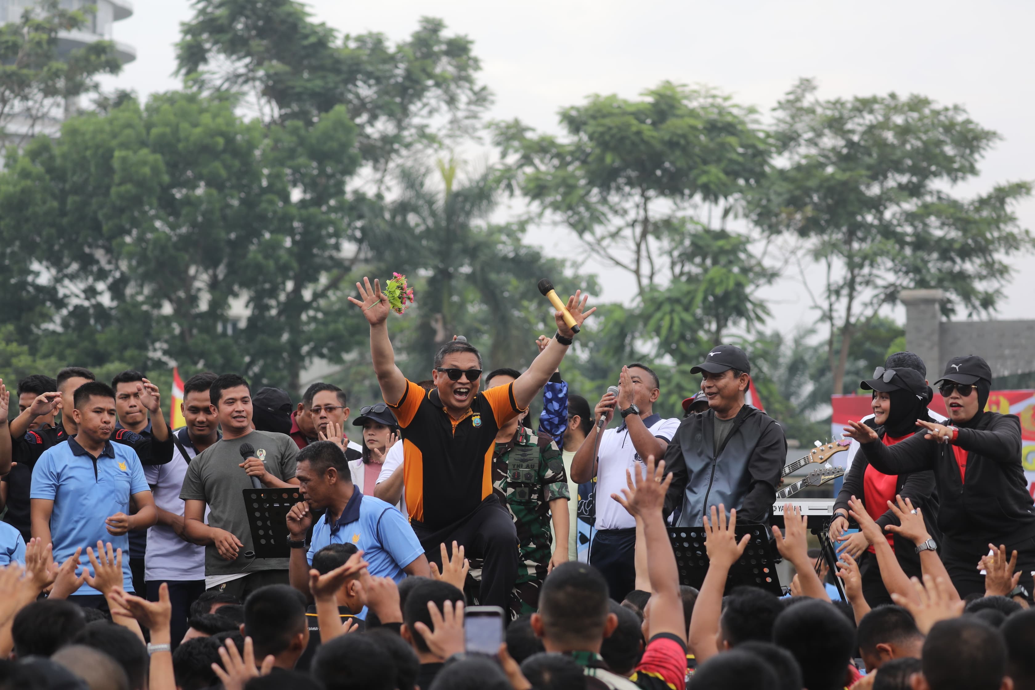 Personel TNI-Polri Gelar Olahraga Jalan Santai