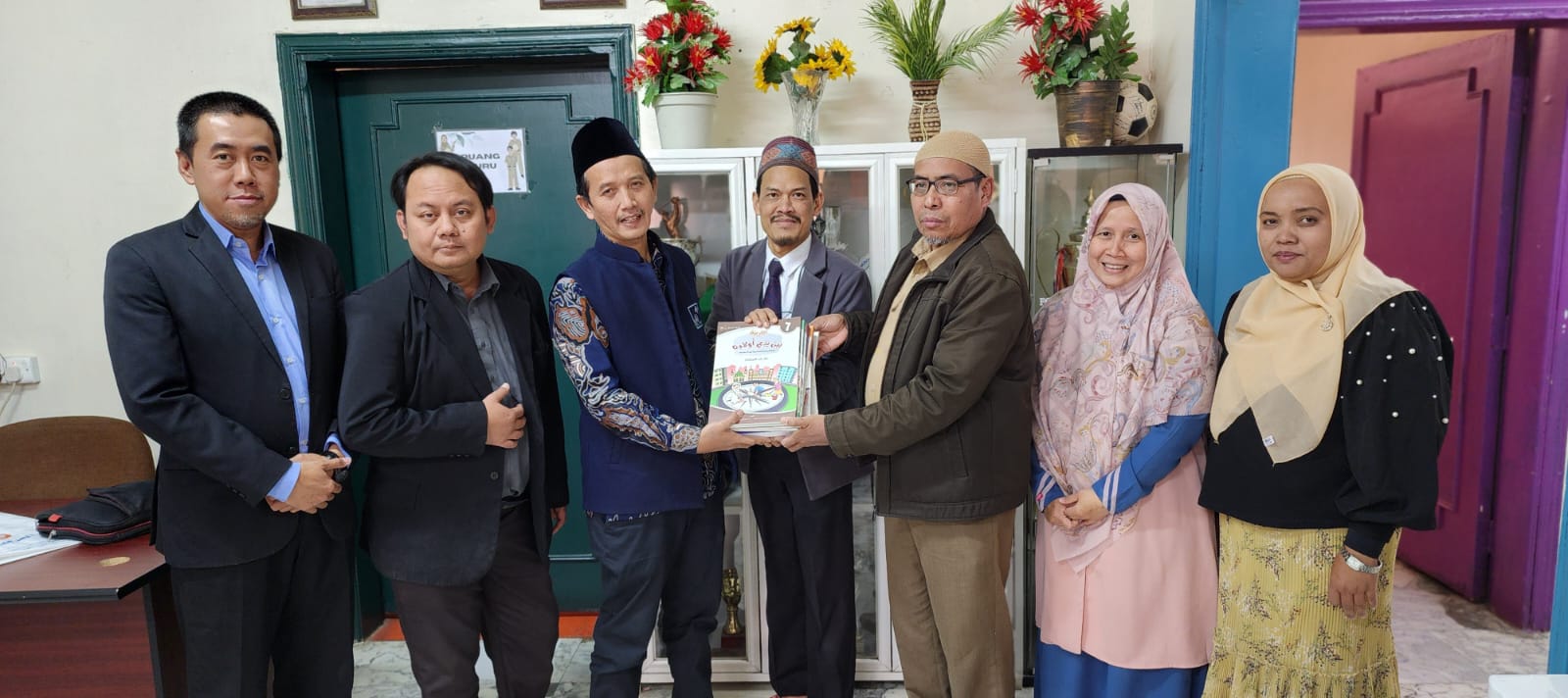 Arabic for All Sumbangkan Buku Bahasa Arab ke Sekolah Indonesia Luar Negeri