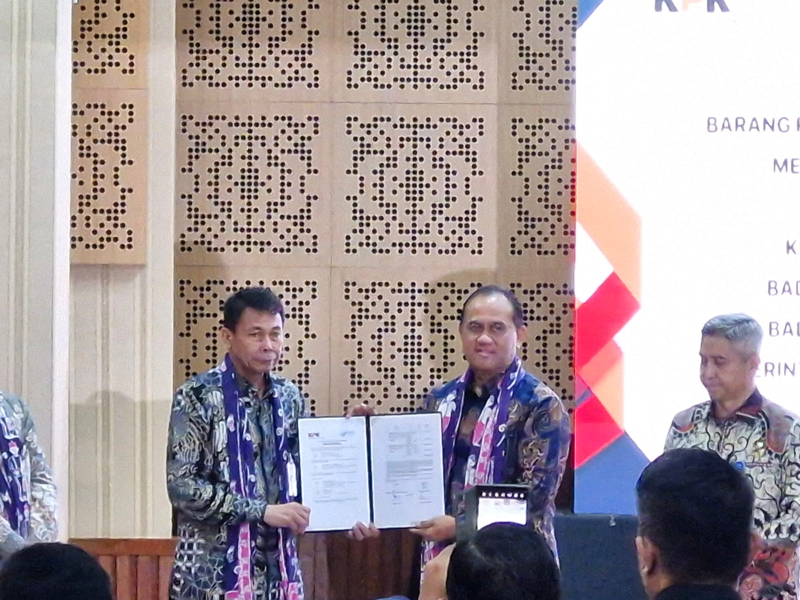 KPK Serahkan Barang Rampasan Negara kepada 6 Instansi