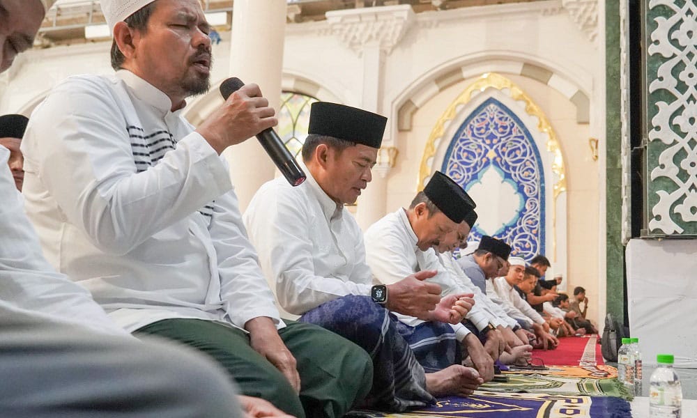 Malam Pertama Tarawih, Pj Gubernur Sumut Salat di Masjid Agung Medan Bersama Ratusan Masyarakat