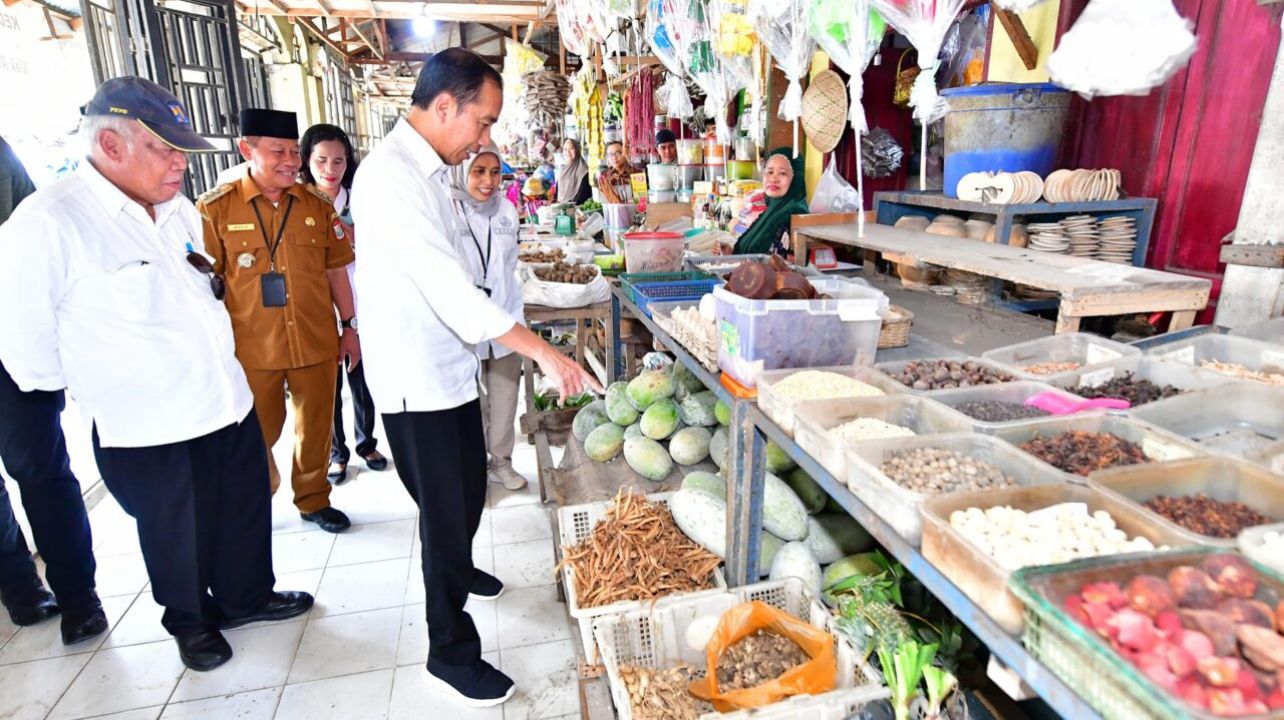 Presiden Jokowi Cek Harga dan Stok Bahan Pokok di Pasar Kawat Tanjungbalai