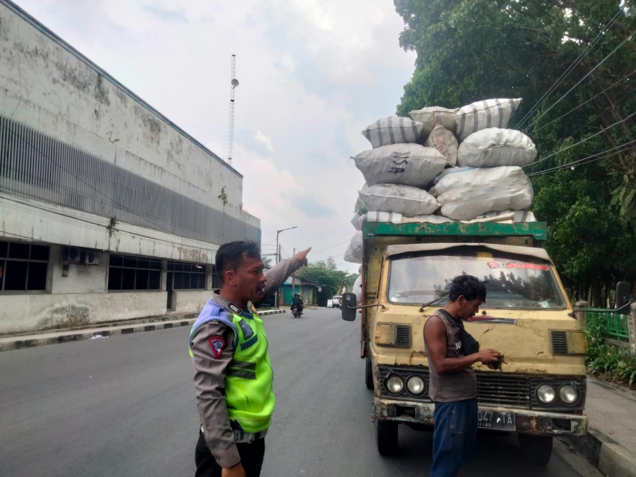 Satlantas Polres Pematangsiantar Tindak Truk Muatan Overload