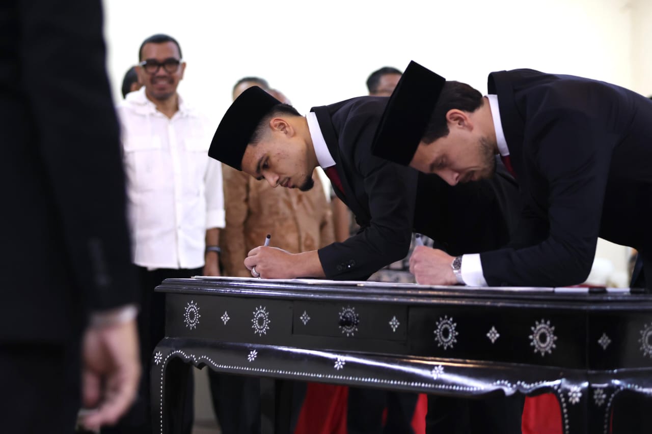 Thom Haye dan Ragnar Oratmangoen Resmi Jadi WNI