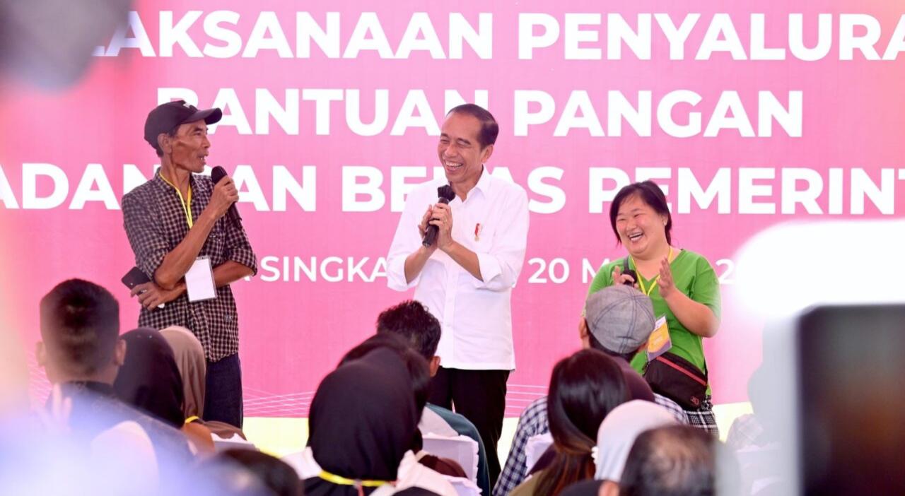 Presiden Jokowi Serahkan Bantuan Pangan kepada Masyarakat Singkawang