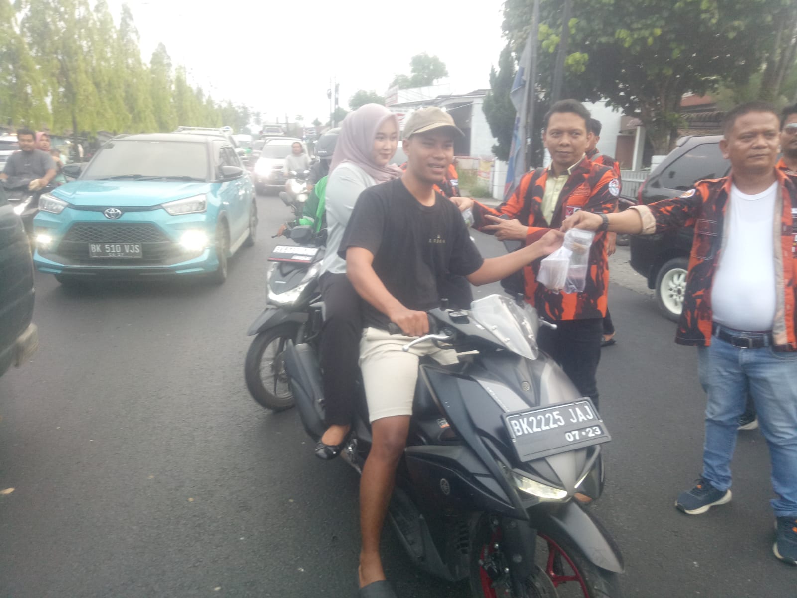 PAC PP Medan Tuntungan Bagi-bagi Takjil di Kelurahan Kemenangan Tani
