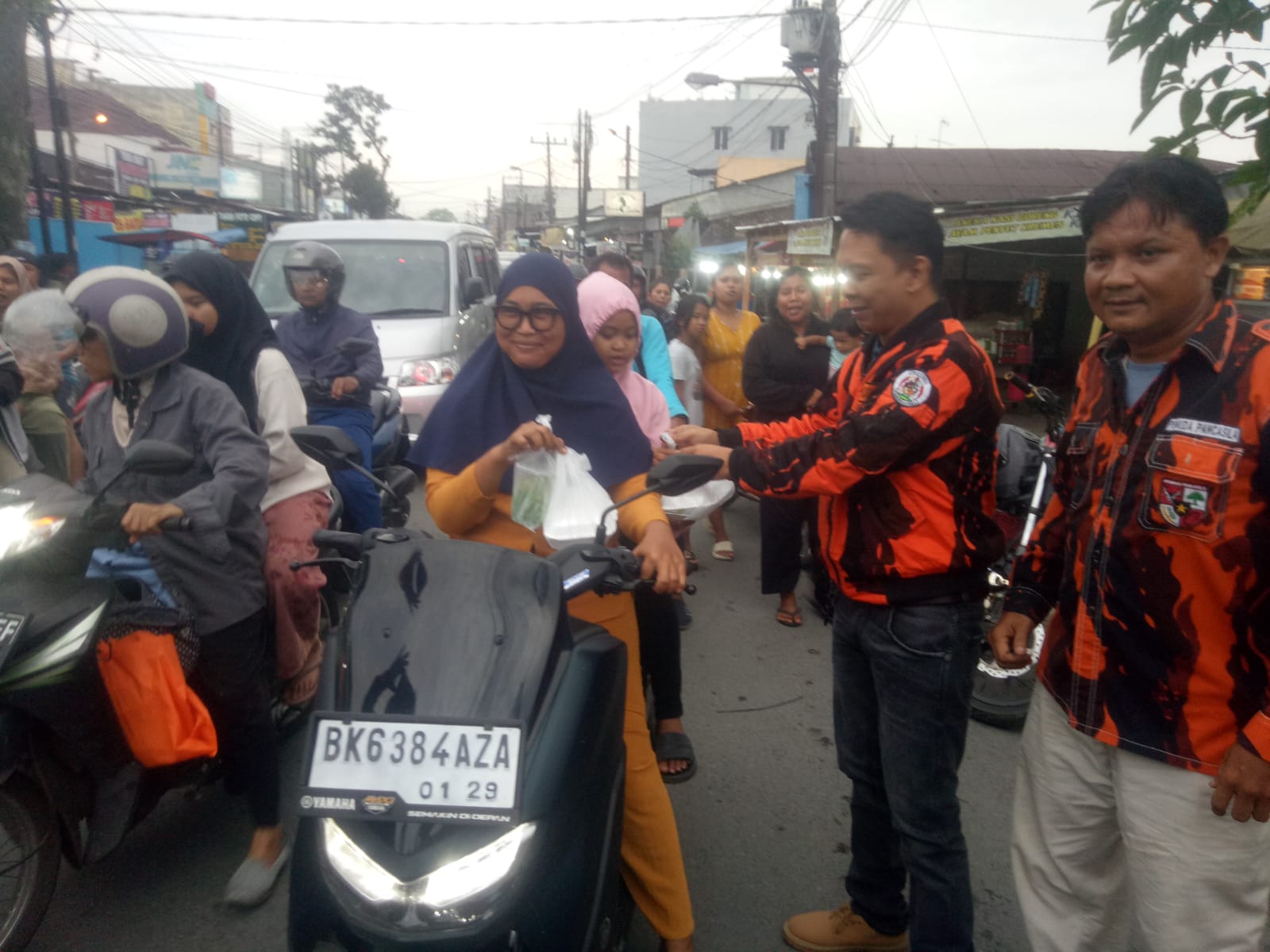 PAC PP Medan Tuntungan Bagikan Takjil di Jalan Flamboyan Raya