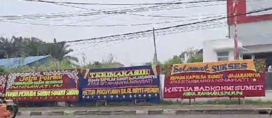 Puluhan Papan Bunga Dukungan Tuntaskan Kasus Tipu Gelap Berjejer di Depan Mapolda Sumut