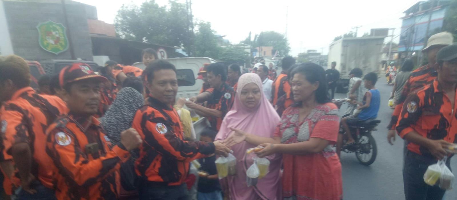 Cuaca Mendung, PAC PP Medan Tuntungan Berbagi Takjil di Simpang Tuntungan