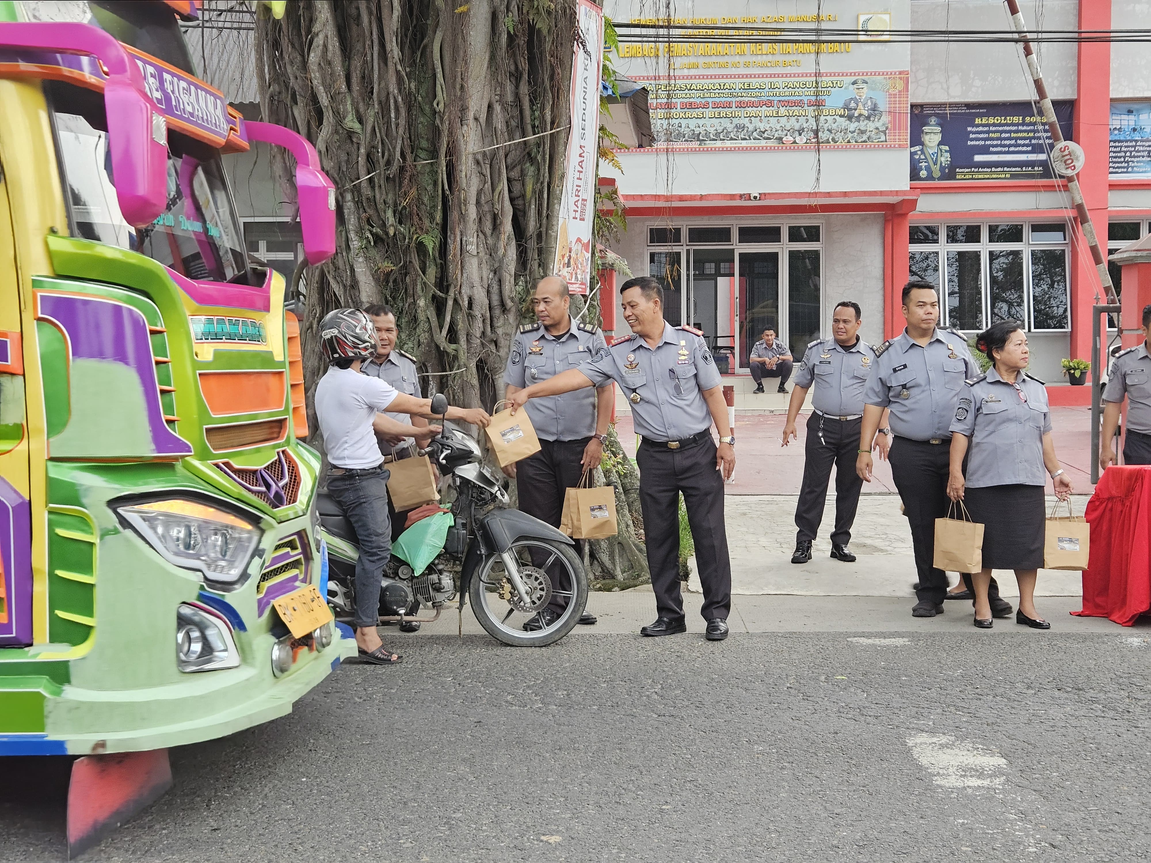 Lapas Pancurbatu Bagikan Takjil kepada Masyarakat