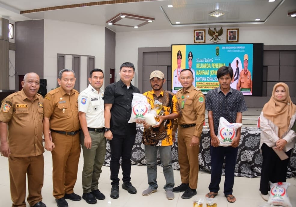 Disdagkop UKM Labura Salurkan Bahan Makanan kepada 2.744 KPM