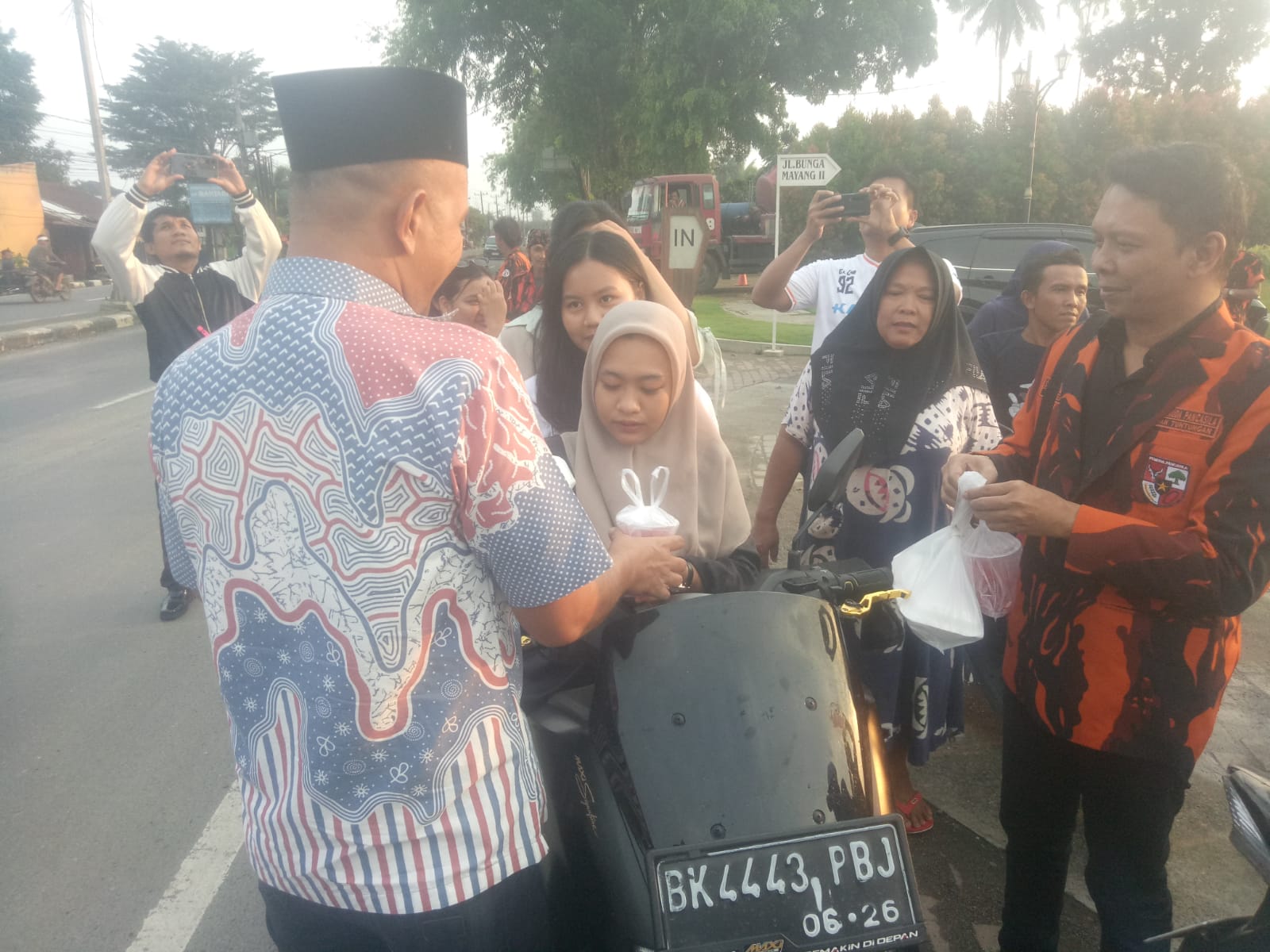 PP Bersama Camat Medan Tuntungan Bagi Takjil di Kelurahan Lau Cih