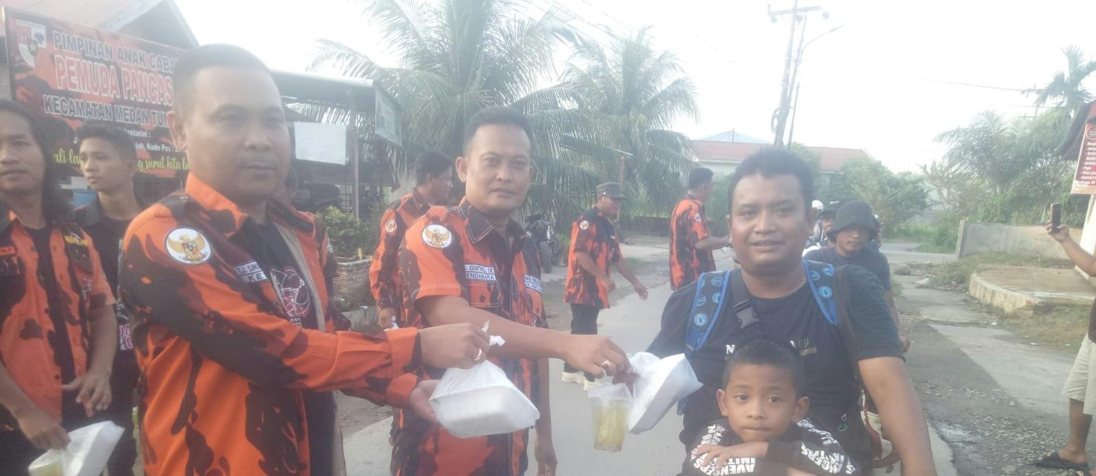 PAC PP Medan Tuntungan Bagikan 200 Bungkus Takjil di Kelurahan Namo Gajah