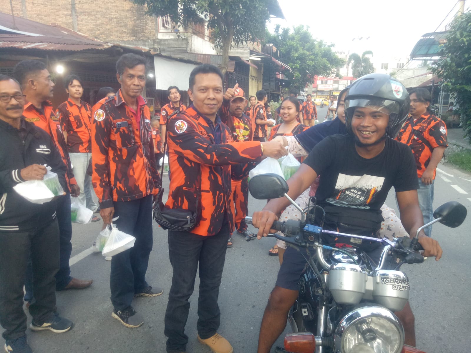 PAC PP Medan Tuntungan Bagi-bagi Takjil Gratis di Kemenangan Tani