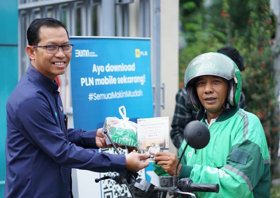 PLN UID Sumut Bagikan Takjil Gratis dan Ajak Masyarakat Tambah Daya di Bulan Berkah