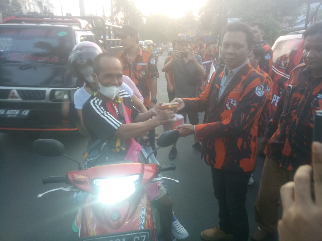 PAC PP Bagikan Takjil di Kelurahan Simpang Selayang