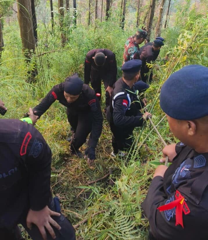 Satbrimob Polda Sumut Berhasil Evakuasi WNA yang Hilang di Kawasan Obyek Wisata Air Terjun Sipiso-piso