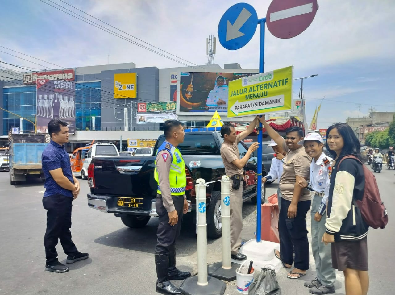 Hindari Kemacetan, Polres Pematangsiantar Pasang Petunjuk Arah Jalan Alternatif