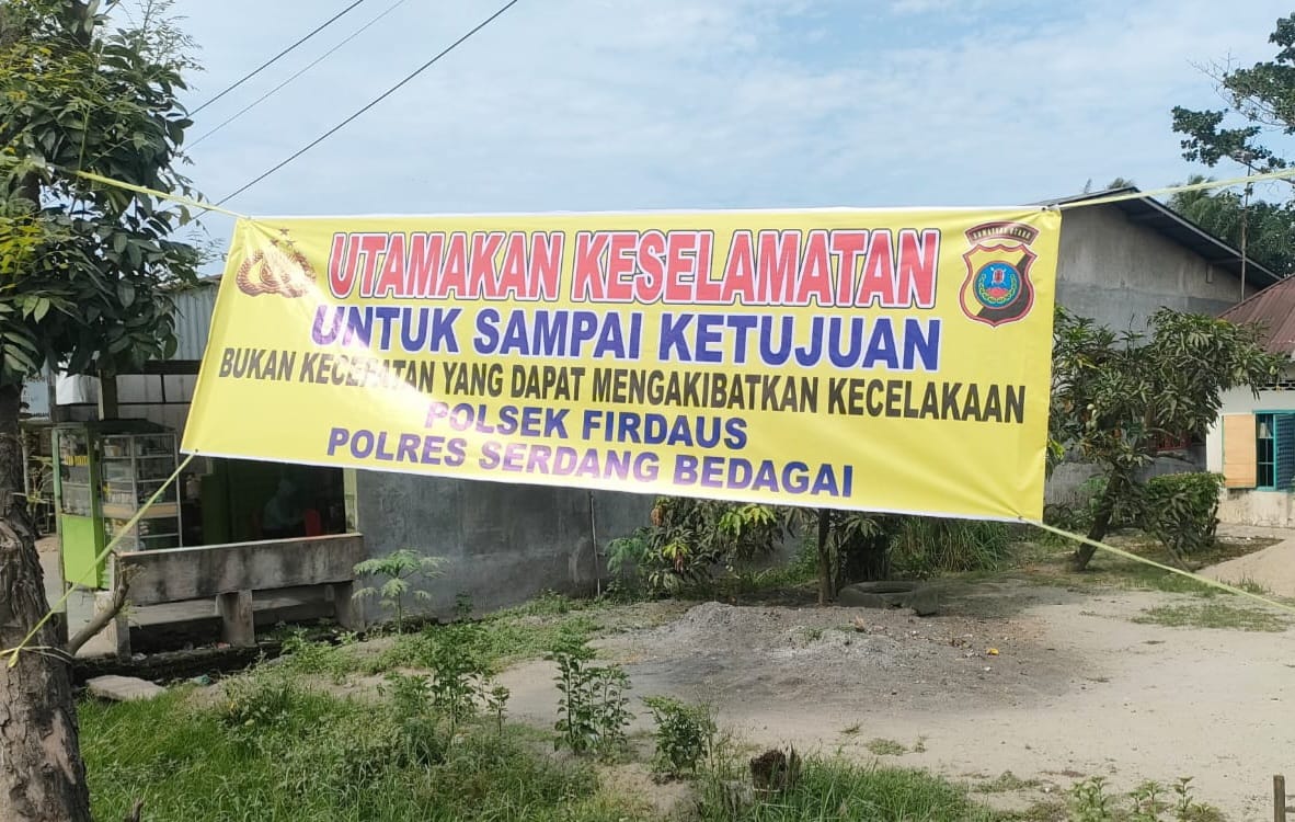 Polres Sergai Imbau Utamakan Keselamatan Melalui Pasang Spanduk di Pinggir Jalinsum