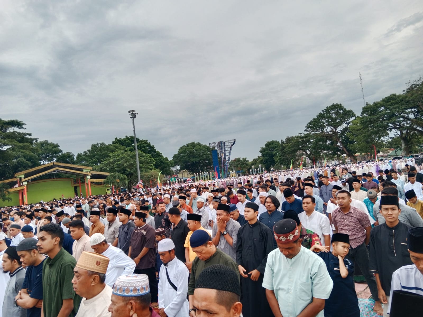 Umat Muslim Kota Binjai Gelar Salat Idul Fitri 1445 H di Lapangan Merdeka