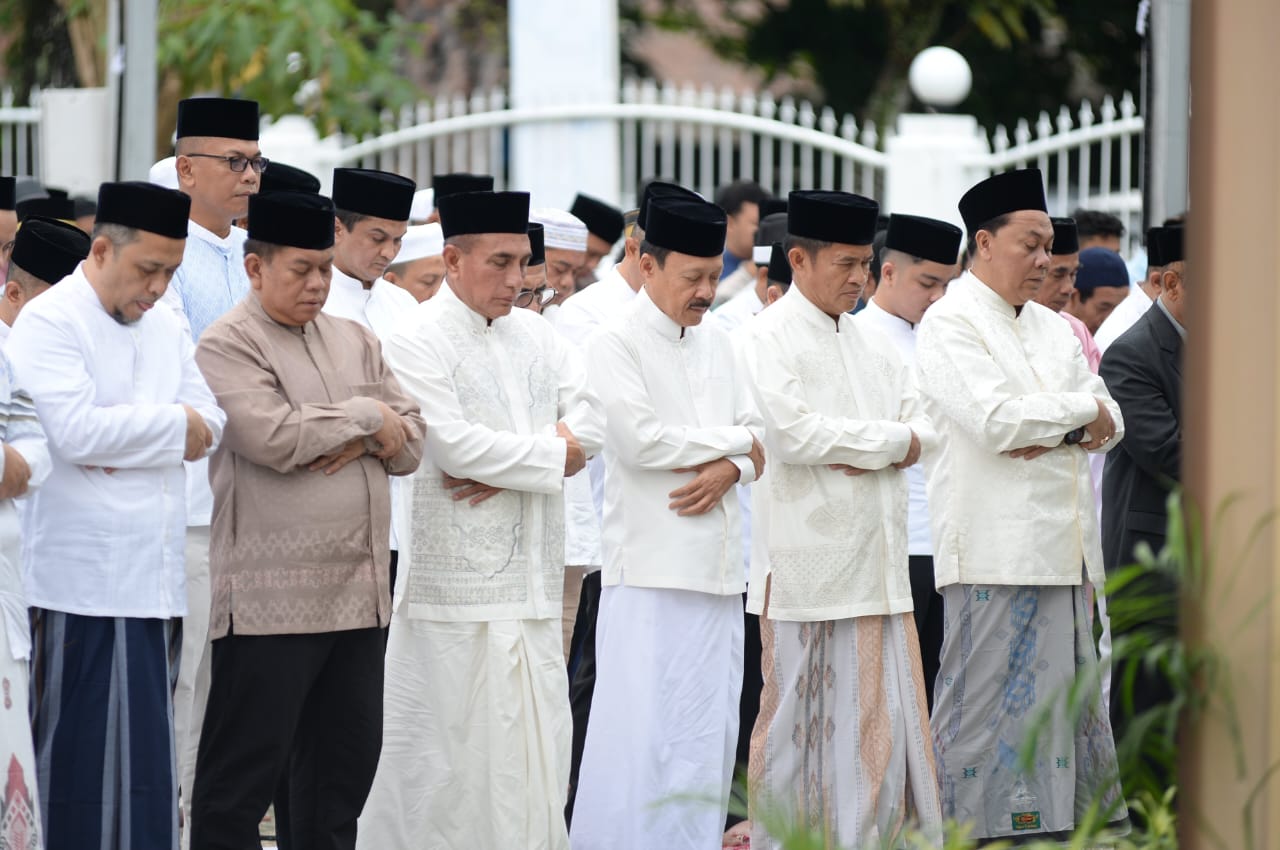 Pj Gubernur Sumut Salat Idul Fitri Bersama Masyarakat di Halaman Rumah Dinas