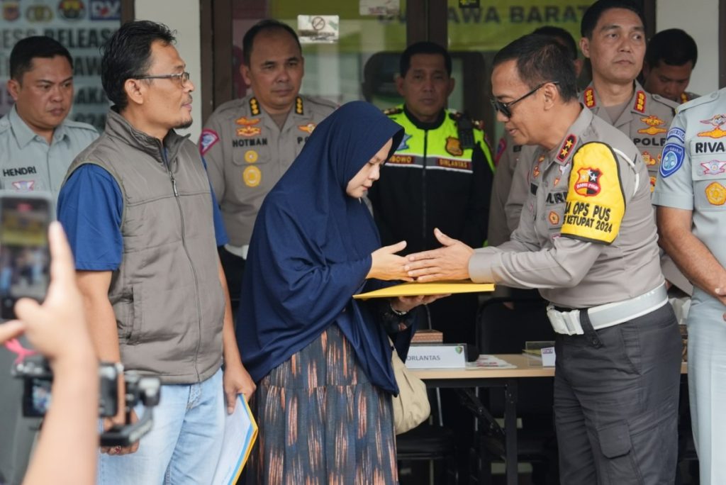 Polri Berikan Tali Asih Kepada Keluarga Korban Kecelakaan KM 58 Tol Japek
