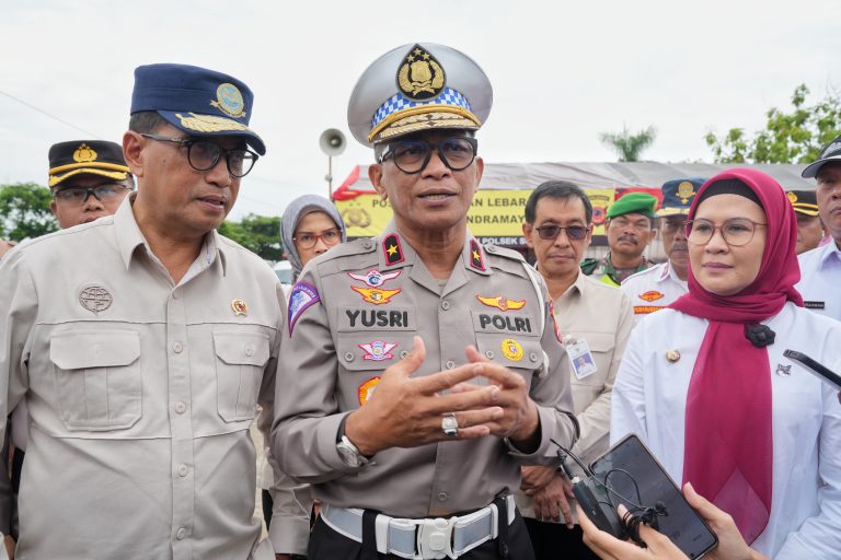Dirregident Korlantas Polri Bagikan Bingkisan kepada Pemudik