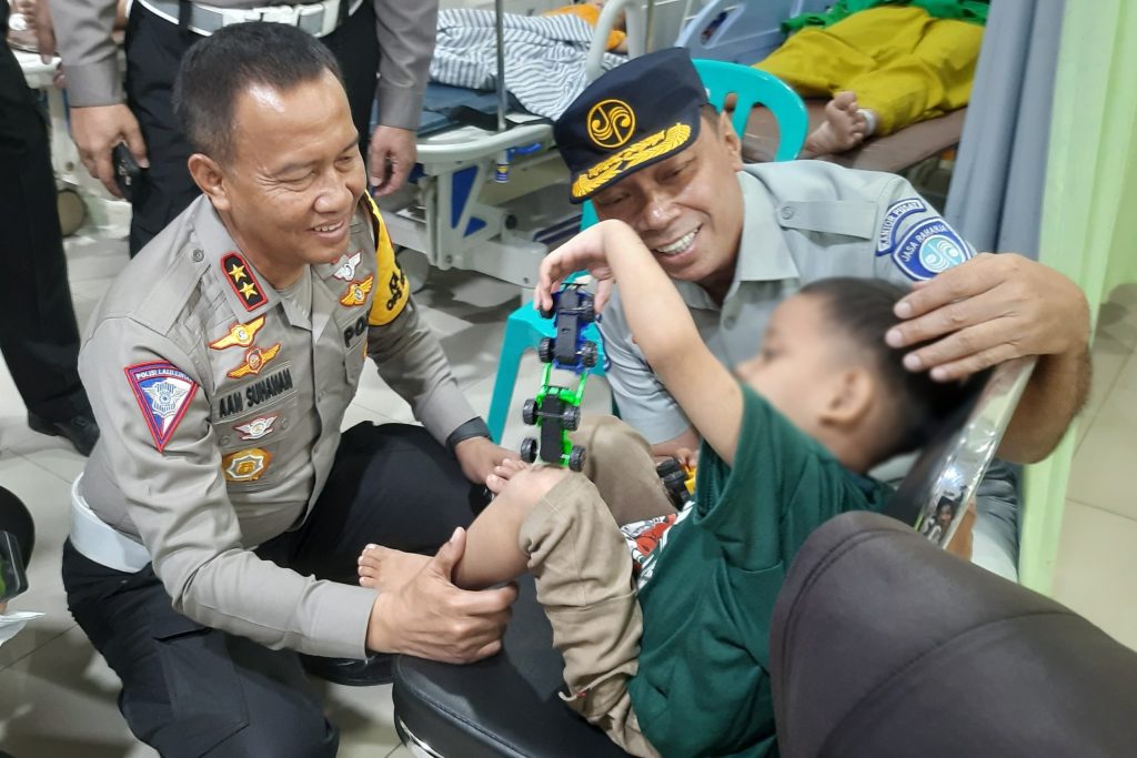 Kakorlantas Polri Beri Trauma Healing Anak Yatim dan Piatu Pasca Kecelakaan KM 370 Tol Batang-Semarang
