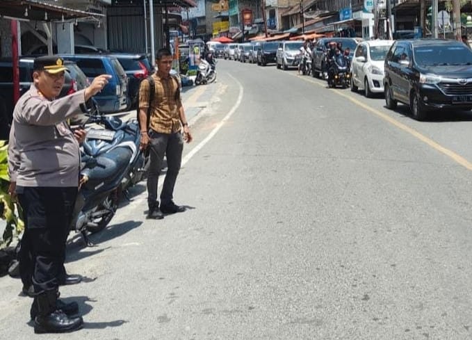 Kapolres Simalungun Pimpin Pengaturan Arus Lalin di Parapat