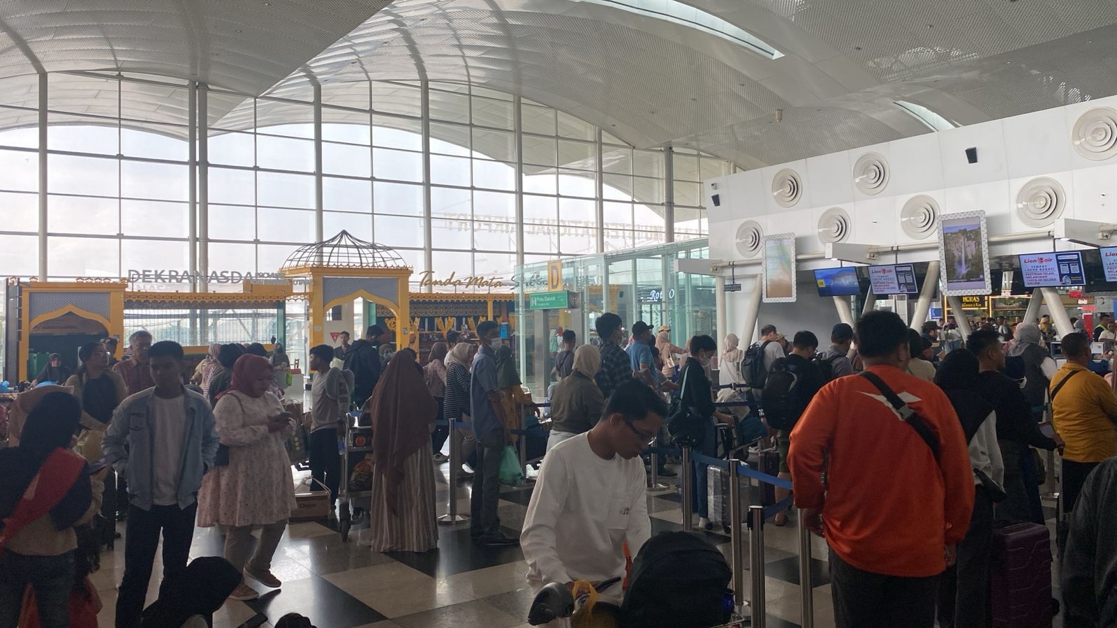 Arus Balik Lebaran, Bandara Kualanamu Dipadati Penumpang