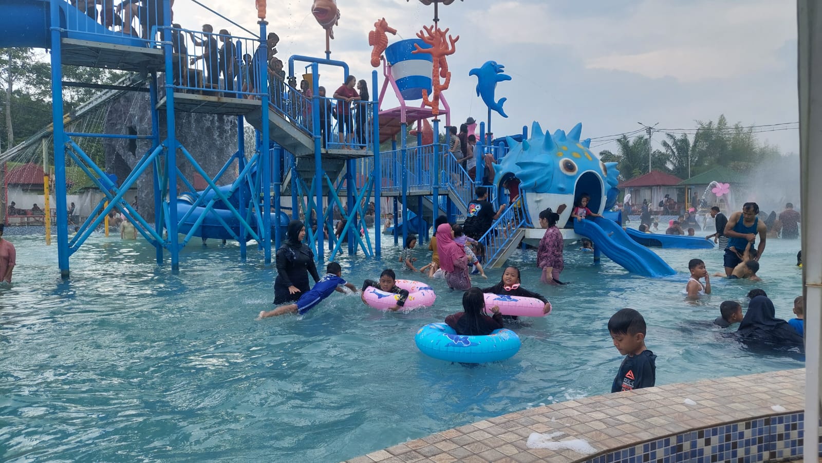 Libur Lebaran, Pengunjung Padati Wisata Air Central Park Zoo & Resort