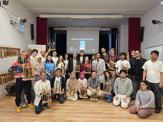 Sebarkan Kebudayaan Indonesia Melalui Lokakarya Angklung di Berlin
