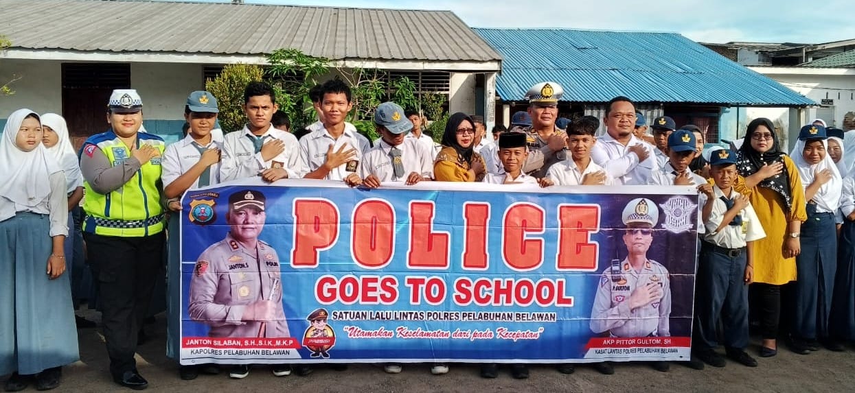 Polres Belawan Bagikan Helm kepada Murid dan Guru