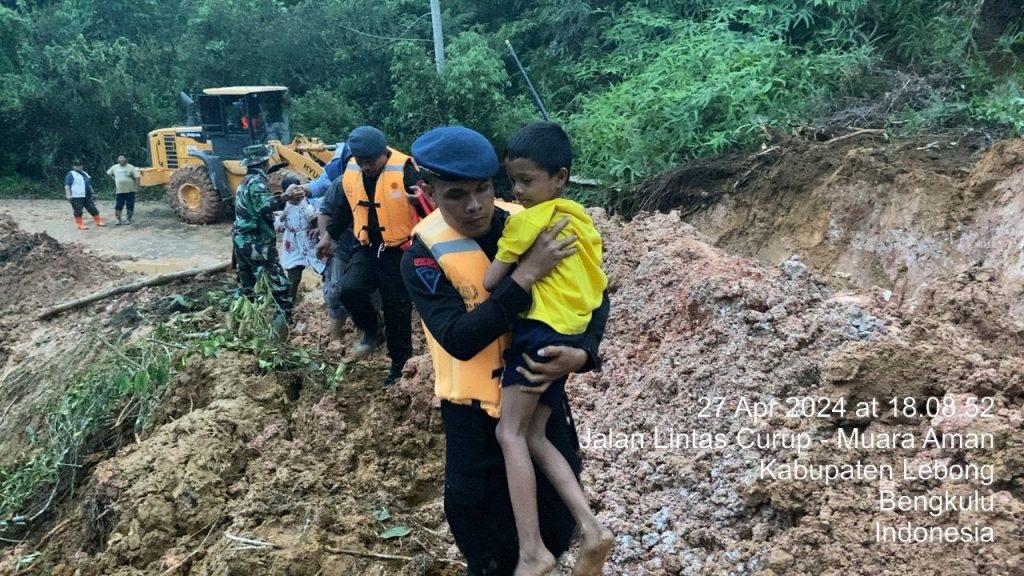 TNI-Polri Bantu Warga Buka Akses Jalan Putus Akibat Longsor di Lebong