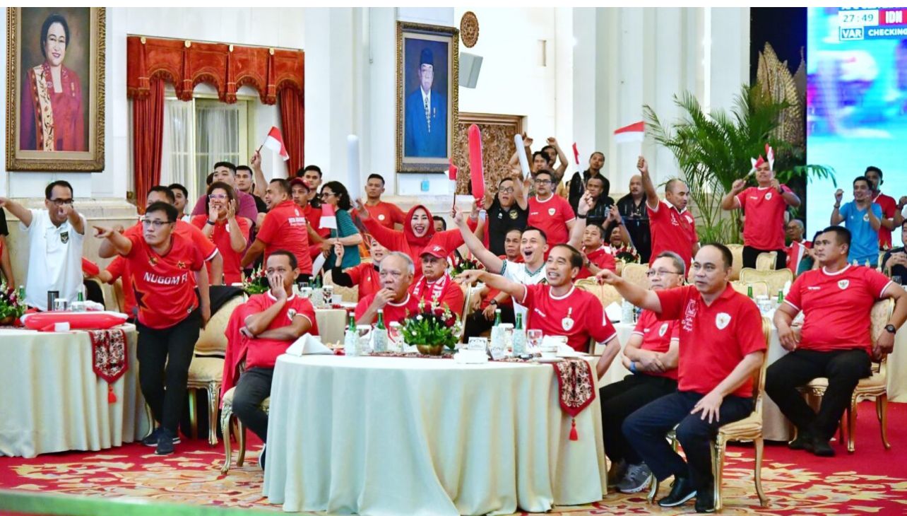 Garuda Muda di Bawah Lampu Sorot Istana