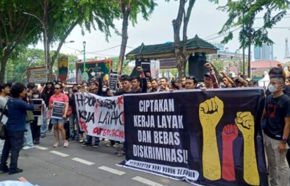 Massa Buruh Unjuk Rasa ke DPRD Sumut, Ini Tuntutnya