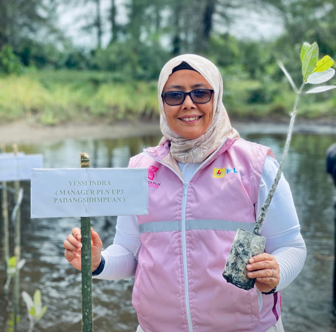 PLN dan Srikandi PLN Gelar Aksi Tanam 100 Bibit Mangrove di Muara Opu
