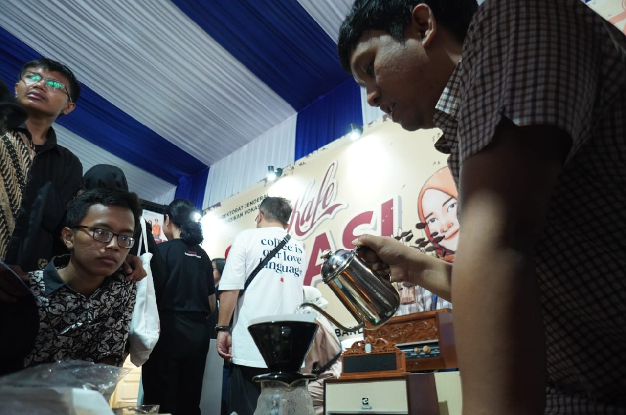 Kemendikbudristek Buka Magang di Industri bagi Instruktur LKP Barista dan Otomotif Sepeda Motor