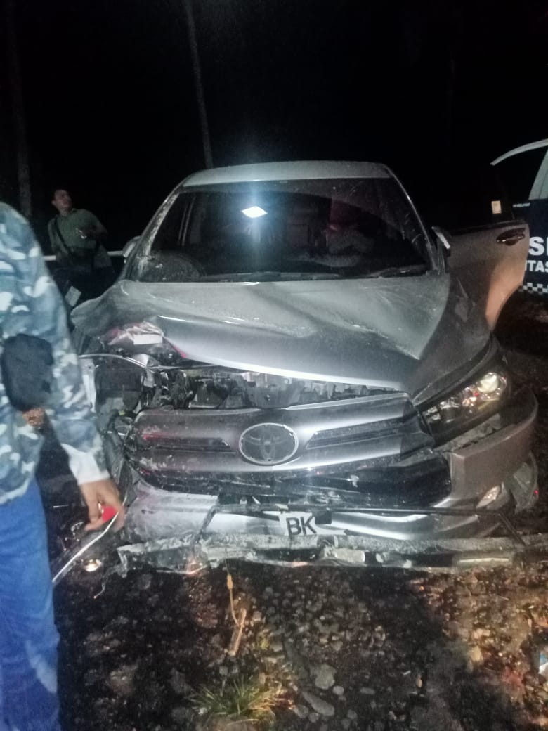 Batu Jatuh Menimpa Mobil Innova di Jalan Jamin Ginting Km 37 Sibolangit