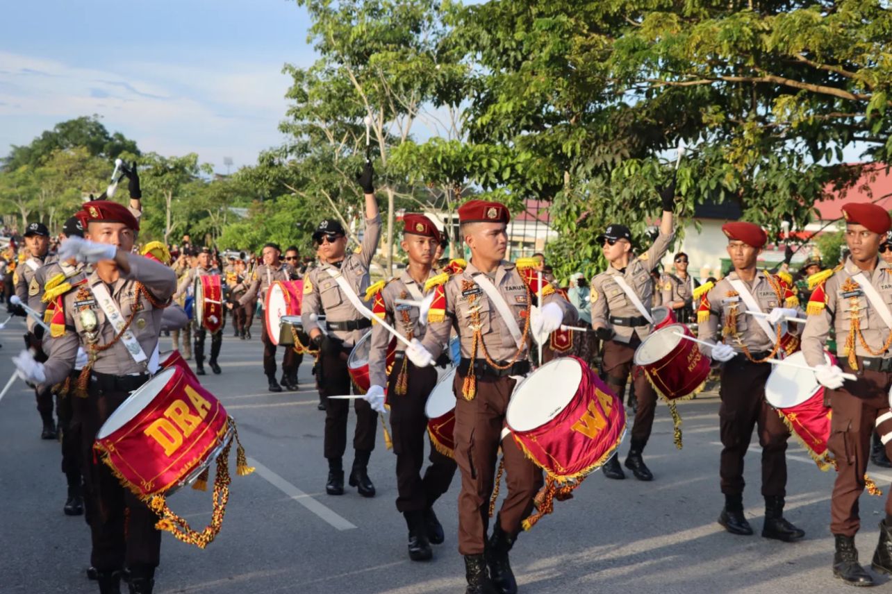 Antusiasme Masyarakat PPU Menyaksikan Drumcorps Integrasi Yontarlat Kijang Latsitardanus XLIV 2024 di Kabupaten PPU