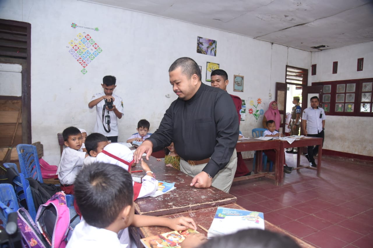 Siswa SD Pargarutan Dapat Susu dari Bupati Tapsel