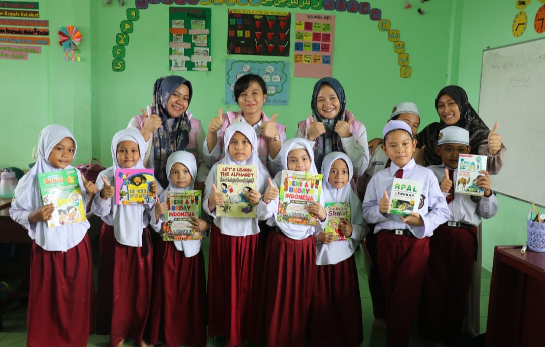 Peringati Harkitnas, Srikandi PLN Salurkan Buku kepada Siswa SD IT Bina Insan